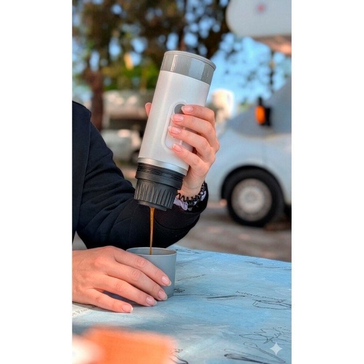 Lampa – Φορητή Μηχανή Espresso 15 Bar Cafyn Flow USB-C για Κάψουλες Νεσπρέσο & Αλεσμένο Καφέ, απολαύστε αυθεντικό καφέ παντού – 1 Τεμ. (L.9713.8) Lampa – Φορητή Μηχανή Espresso 15 Bar Cafyn Flow USB-C για Κάψουλες Νεσπρέσο & Αλεσμένο Καφέ, απολαύστε αυθεντικό καφέ παντού – 1 Τεμ. (L.9713.8)
